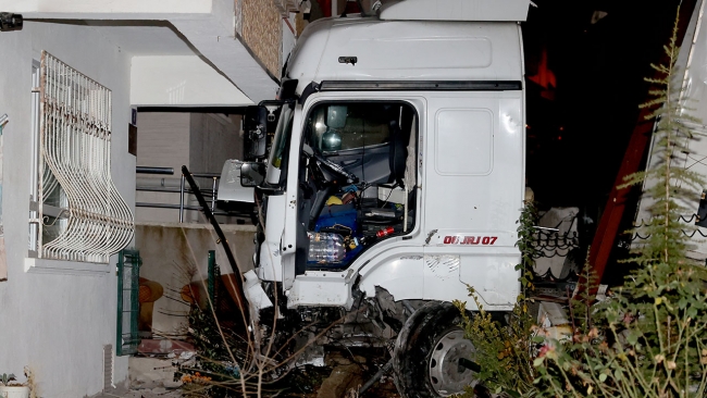 Ankara'da freni boşalan tır 11 aracı hurdaya çevirdi